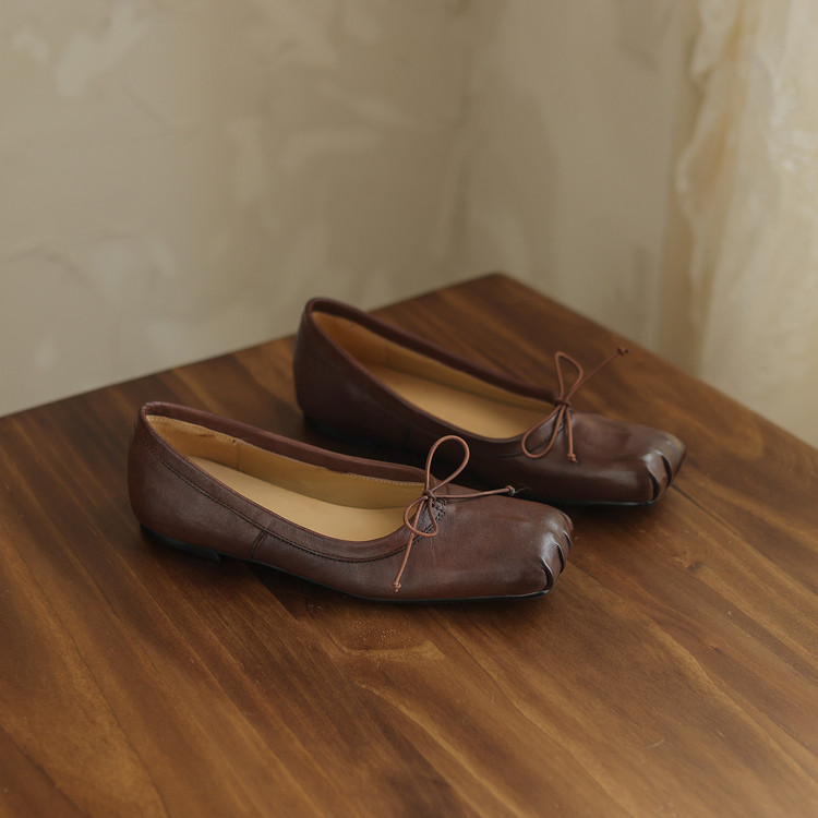 Fashion Flat Shoes in Black and Brown