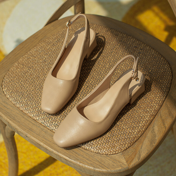 Women's Closed Toe Mid Heel Slippers with Metal Decoration